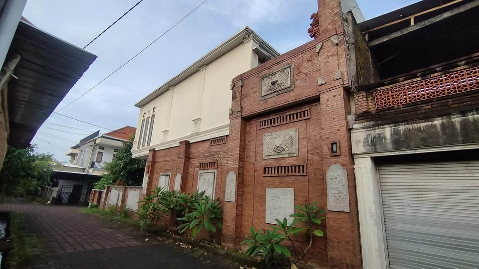 Spacious Corner House for Sale in Padang Sambian, Denpasar – 5 Bedrooms